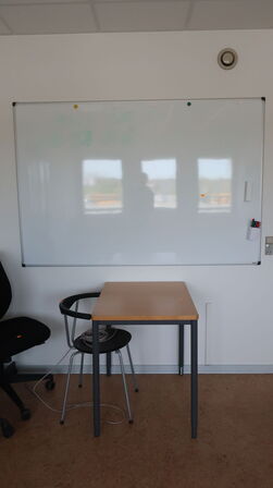 Whiteboard, stol, 2 stk. kontorstole samt bord m.m.