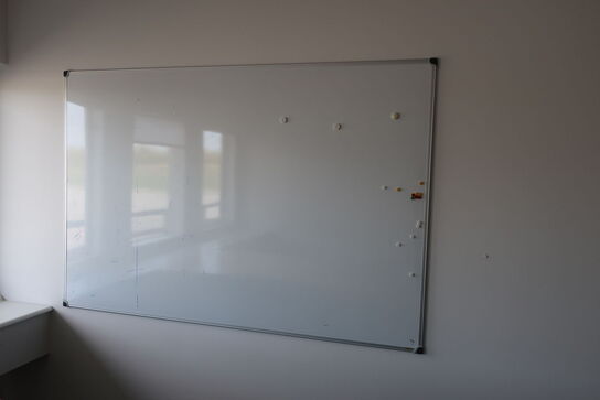 El. hæve/sænke skrivebord, skuffemodul, bord med 4 stk. stole, whiteboard m.m.