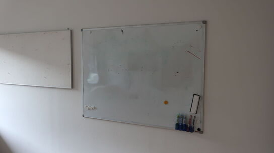 2 stk. whiteboards, 2 stk. skuffemoduler, kontorstol, div. Skrivebordslamper m.m.