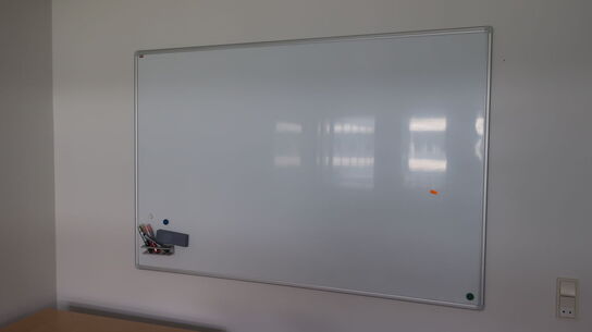 3 stk. whiteboards, 2 stk. kontorstole samt bord