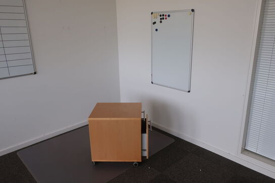 Kontorstol, stoleunderlag, bord, stol, skuffemodul, 2 stk. whiteboards m.m.