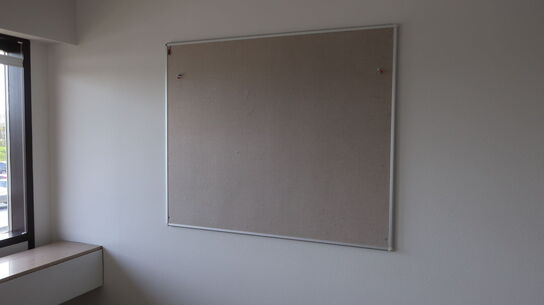 2 stk. whiteboards, mødebord med 4 stk. mødestole BONDO, el. hæve/sænke skrivebord m.m.