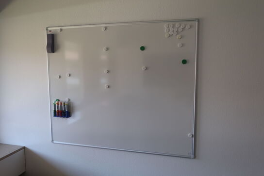 Div. Skrivebordslamper bl.a. FLOS, whiteboard, stol, bord m.m.