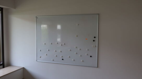 2 stk. whiteboards samt opslagstavle