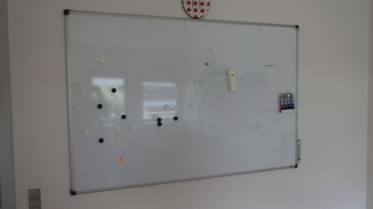 5 stk. skuffemoduler, kontorstol samt whiteboard