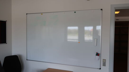 Whiteboard, stol, 2 stk. kontorstole samt bord m.m.