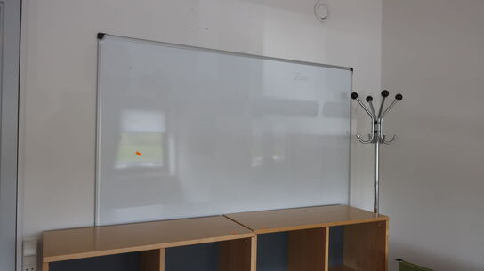 2 stk. whiteboards, div. Reoler m.m.