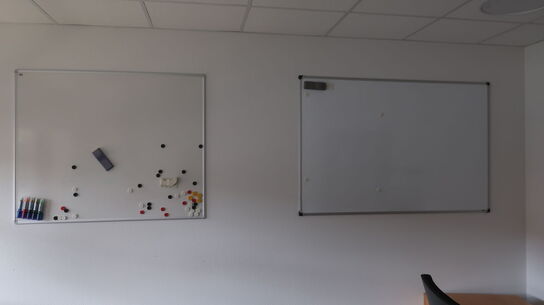 Kontorstol, 2 stk. stole, 2 stk. skuffemoduler, bord, whiteboards m.m.