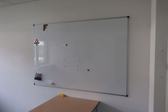 Bord samt 2 stk. whiteboard