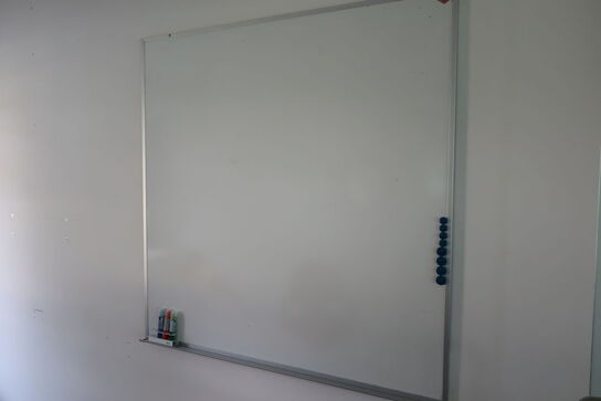 Skuffemodul, whiteboard, kontorstol, 2 stk. stole, spejl samt 2 stk. billeder