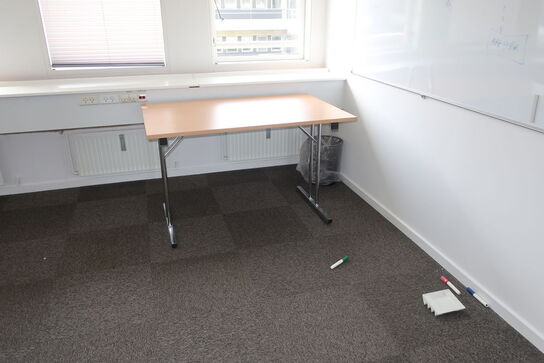 2 stk. whiteboards samt bord