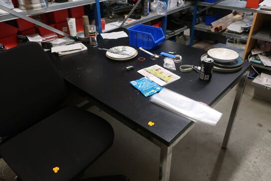 Bord samt kontorstol 