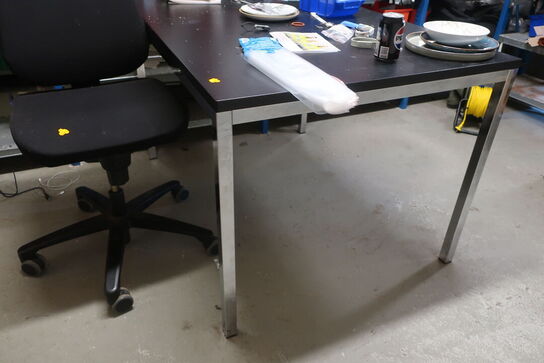Bord samt kontorstol 