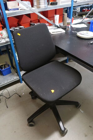 Bord samt kontorstol 