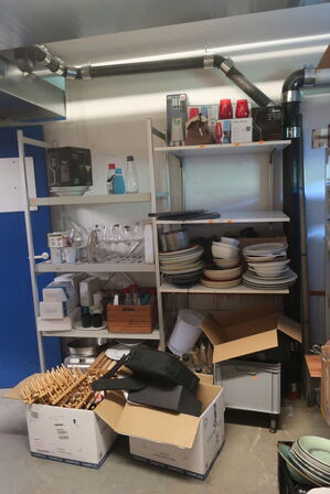 2 stk. reoler med indhold