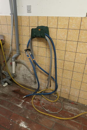 Ophæng til vandslanger samt slanger