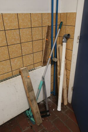Reol med indhold m.v. 