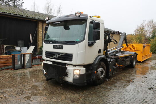 Lastbil VOLVO FE 260 med kran HYVA HB70X E3