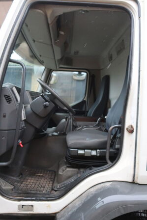 Lastbil VOLVO FE 260 med kran HYVA HB70X E3