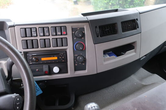 Lastbil VOLVO FE 260 med kran HYVA HB70X E3