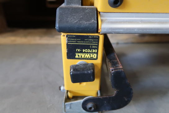 Kap-/geringssav med udtræk DeWalt DWs773-qs + DeWalt DE7024-XJ arbejdsbord