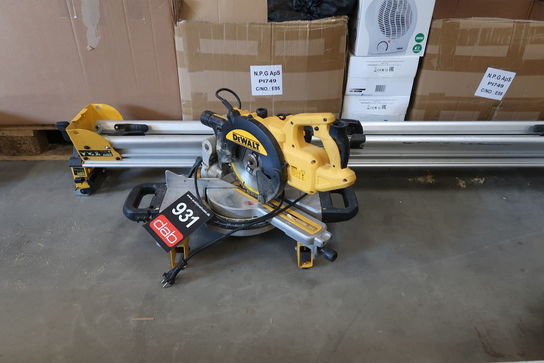 Kap-/geringssav med udtræk DeWalt DWs773-qs + DeWalt DE7024-XJ arbejdsbord