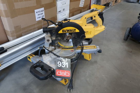 Kap-/geringssav med udtræk DeWalt DWs773-qs + DeWalt DE7024-XJ arbejdsbord