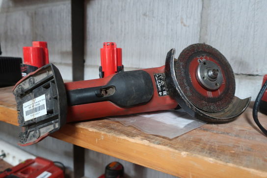 Vinkelsliber HILTI samt 2 stk. Batterier MILWAUKEE 