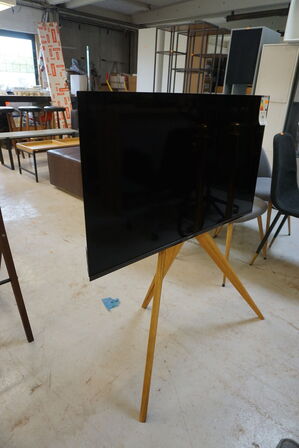 42" OLED TV Panasonic TX-42MZ800E inkl. Gulvstander KRISTIAN JUUL Ella