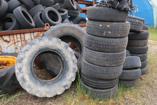 Diverse dæk og fælge foran container 