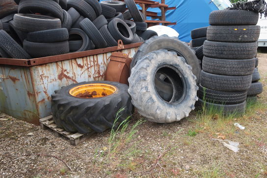 Diverse dæk og fælge foran container 