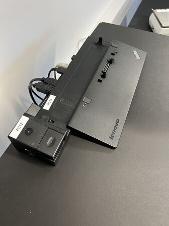 2 stk. NEOVO 27" skærme, tastatur, mus og dockingstation