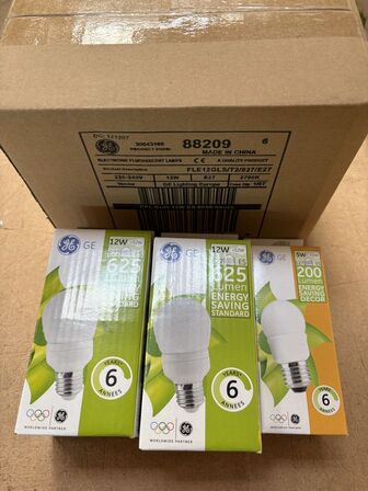 8+1 stk GE CFL E27 pærer