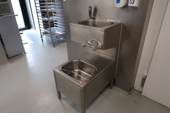 Håndvaskestation, papirdispenser, sæbedispenser