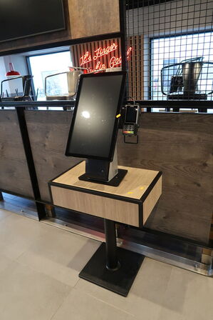 All-in-one touch computer ELO ESY22i5 med bonprinter samt dankortterminal