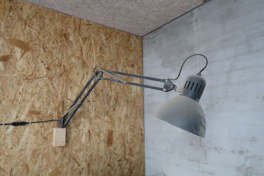 Nestler tegnebord + reol med indhold 