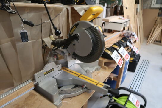 Kap-/geringssav med udtræk, DeWalt DW712N