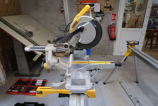 Kap-/geringssav med udtræk, DeWalt DW712N-qs