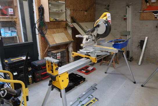 Kap-/geringssav med udtræk, DeWalt DW712N-qs
