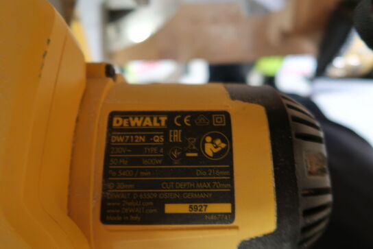 Kap-/geringssav med udtræk, DeWalt DW712N
