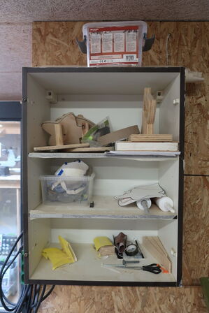 Nestler tegnebord + reol med indhold 