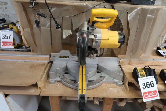 Kap-/geringssav med udtræk, DeWalt DW712N