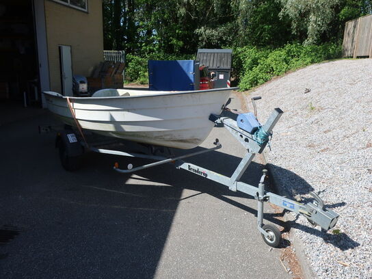 Glasfiberbåd RYDS 425R m. motor & Brenderup Trailer (momsfri)