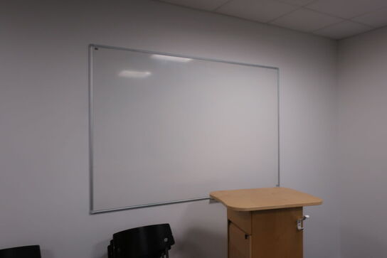 2 stk. whiteboards, 12 stk. stabelstole RANDERS RADIUS og bord