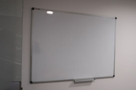 2 stk. whiteboards, el. hæve/sænke skrivebord, kontorstol samt bord