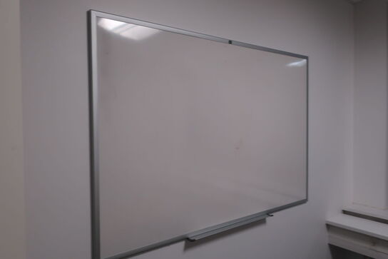 2 stk. borde og whiteboard