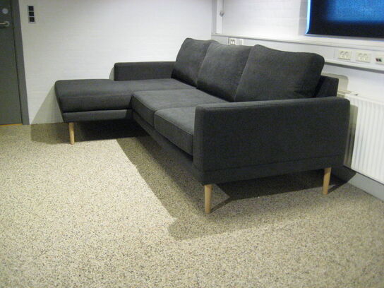 Sofa 240x150 cm. Antracit farvet stof.