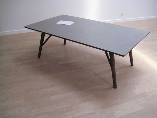 Sofabord. 75x135x45. Smoke olieret ege understel med plade i betonlook.