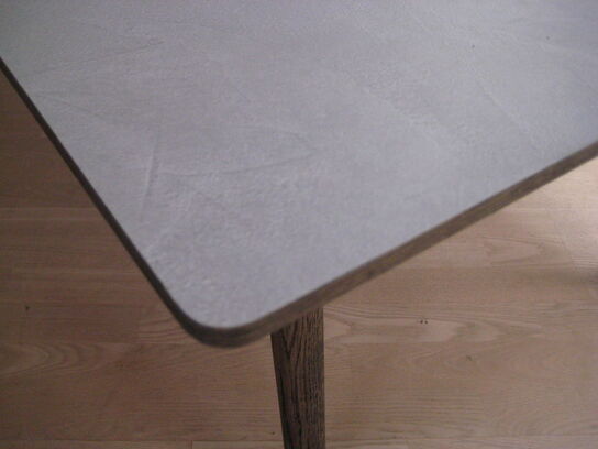 Sofabord. 75x135x45. Smoke olieret ege understel med plade i betonlook.