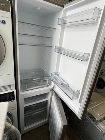 Nyt køle/fryseskab